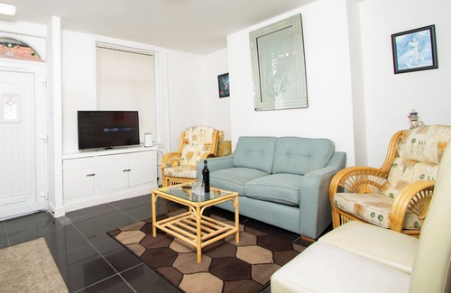 Failsworth Casa | Metropolitan Charm: Stylish 2BR House
