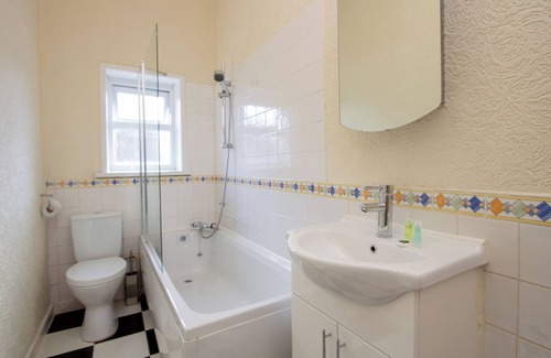 Failsworth Casa | Metropolitan Charm: Stylish 2BR House