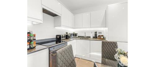 St Albans Apartamento | Metropolitan Luxury: Chic 2BR Flat in St. Albans