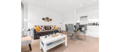 St Albans Apartamento | Metropolitan Luxury: Chic 2BR Flat in St. Albans