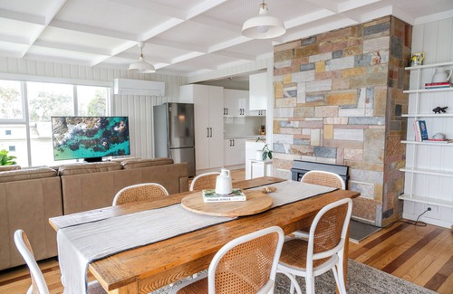 Metung Casa | Metung Holiday House | Family & Pet Friendly, Cosy Coastal downtown stay
