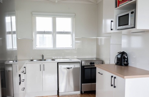 Metung Casa | Metung Holiday House | Family & Pet Friendly, Cosy Coastal downtown stay