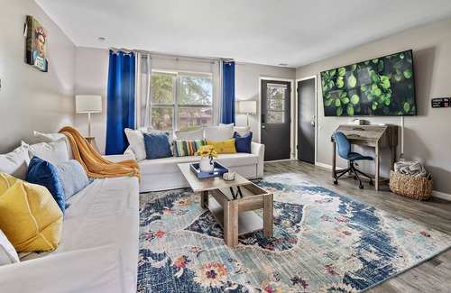 Aurora Condominio | Mexican Themed Cozy Apt in Aurora/75" TV/FastWiFi/AppleTV/Disney+/YouTubeTV
