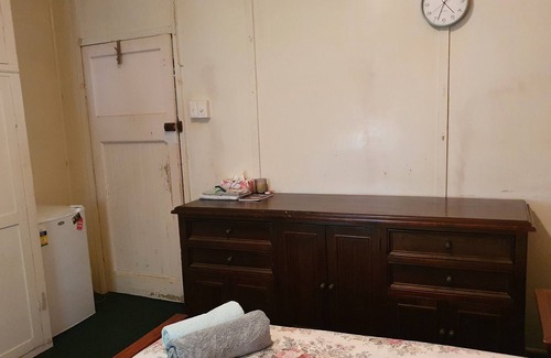 Mount Morgan Cama Y Desayuno | Meyenburg House, KayEd Queen Room with shared bathroom