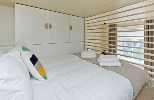Camden Town with Primrose Hill Apartamento | Mezzanine Flat in Listed Terrace Near Regents Park