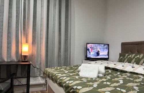 Ealing Hotel | MIA Residence - Entire Studio apartment - City View - London - Next to Ealing Broadway Station
