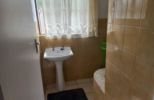 Scottburgh South Chalet De Esquí | Miahaven2 is situated in Scottburgh, South Coast of KZN.Unit is on the beach.