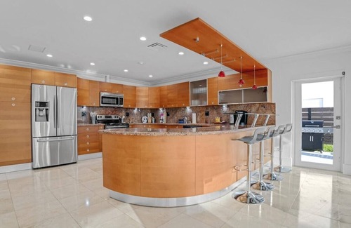Highland Lakes Casa | Miami Lakefront Paradise! 5 Beds, Heated Pool