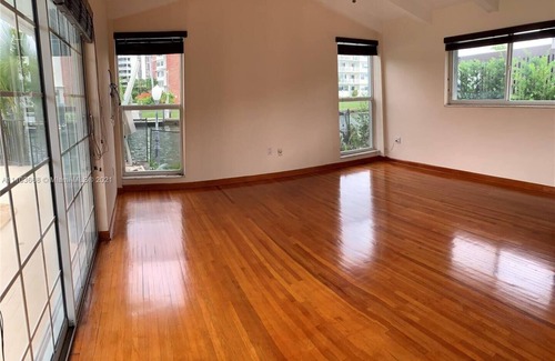 Miami Shores Casa | Miami Waterfront boater's paradise pool home