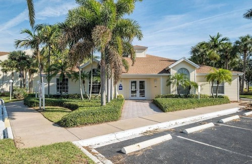 Ocean Side Village Condominio | Michele · Ground Floor Beachside Condo · Half Mile from Beach
