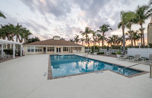 Ocean Side Village Condominio | Michele · Ground Floor Beachside Condo · Half Mile from Beach