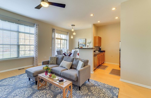 Northville Condominio | Michigan Townhome w/ Smart TV: 25 Mi to Detroit!