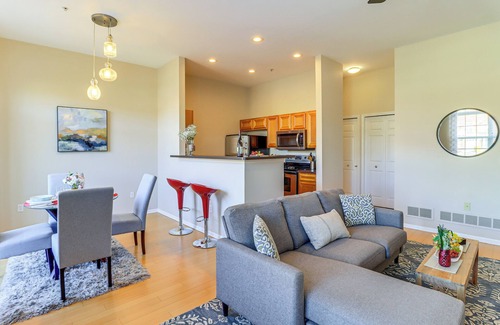 Northville Condominio | Michigan Townhome w/ Smart TV: 25 Mi to Detroit!