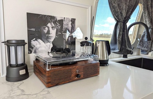 Paso Robles Alquiler De RV | Mick Jagger Trailer - Mick Jagger Themed Airstream On Vineyard