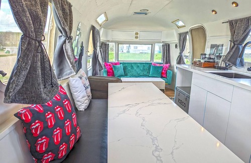 Paso Robles Alquiler De RV | Mick Jagger Trailer - Mick Jagger Themed Airstream On Vineyard