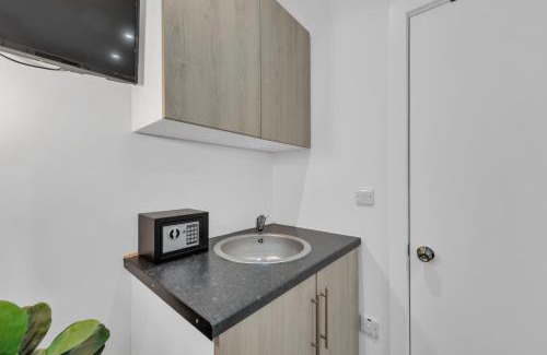 West Ealing Apartamento | Micro Chic, Tiny Studio with Functional Desk