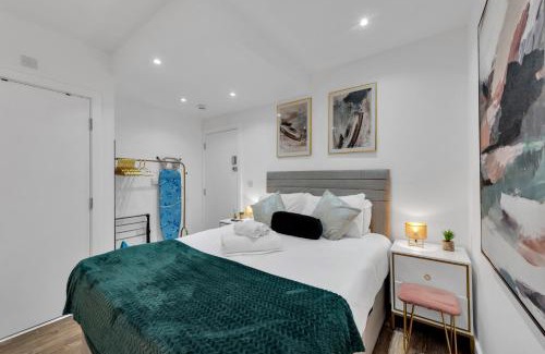 West Ealing Apartamento | Micro Chic, Tiny Studio with Functional Desk