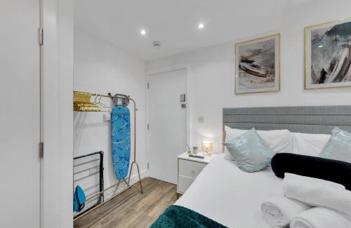 West Ealing Apartamento | Micro Chic, Tiny Studio with Functional Desk