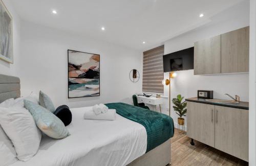 West Ealing Apartamento | Micro Chic, Tiny Studio with Functional Desk
