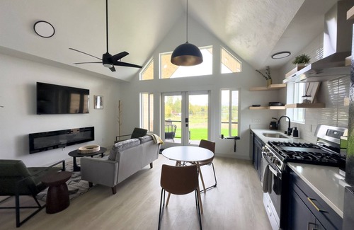 Wasilla Complejo | 7 Lakefront Cottages and event space in the heart of Wasilla