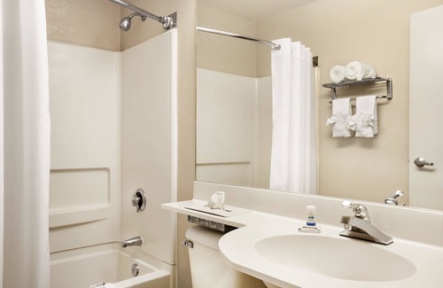 Jeffersontown Hotel | Microtel Inn by Wyndham Louisville East