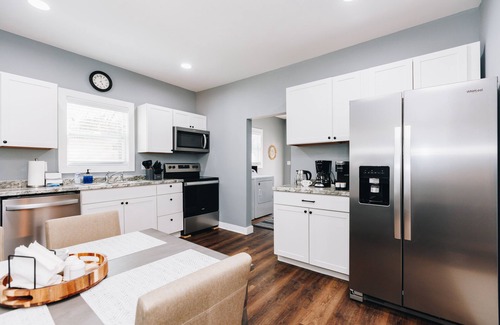 Monroe Casa | Mid Century 1/4 mile to Downtown Main Street - breweries, coffee, dining, shops