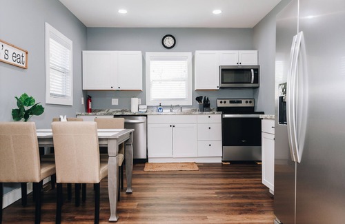 Monroe Casa | Mid Century 1/4 mile to Downtown Main Street - breweries, coffee, dining, shops