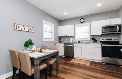 Monroe Casa | Mid Century 1/4 mile to Downtown Main Street - breweries, coffee, dining, shops