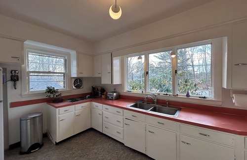 Rye Beach Casa | Mid century 3-bedroom house with fenced in back yard steps to Rye Beach