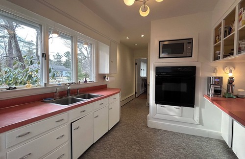 Rye Beach Casa | Mid century 3-bedroom house with fenced in back yard steps to Rye Beach