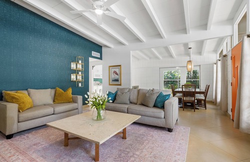 Southgate Casa | Mid-Century Bungalow By Arlington Park in South Gate, Central to Siesta and Lido
