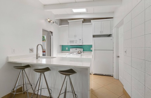 Southgate Casa | Mid-Century Bungalow By Arlington Park in South Gate, Central to Siesta and Lido