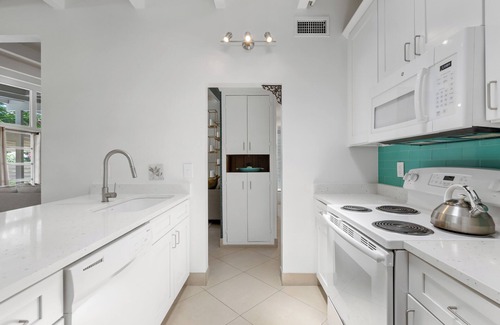 Southgate Casa | Mid-Century Bungalow By Arlington Park in South Gate, Central to Siesta and Lido