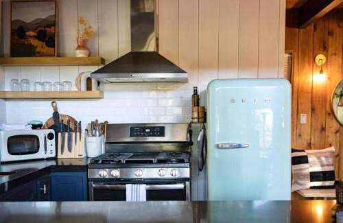 Running Springs Chalet De Esquí | Mid-Century Cabin Perfect for Romantic Getaway