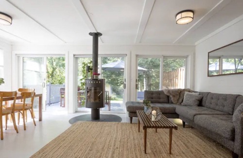 South End Casa | Mid-Century Chic Lakeside Retreat