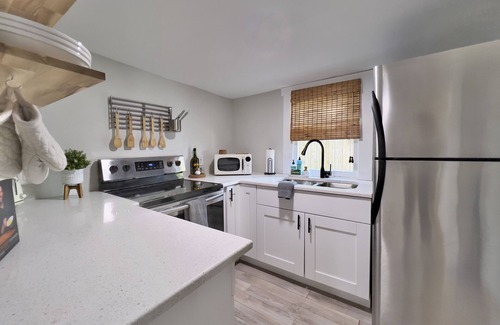 Tampa Heights Cabaña | Mid-Century Cottage in the Heights + Loft bedroom!