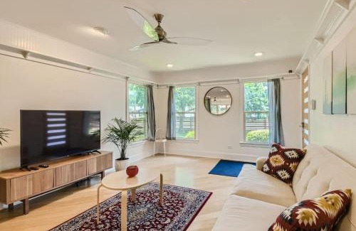 Georgetown Casa | Mid Century Cozy & Quiet Home-Walk to the Square