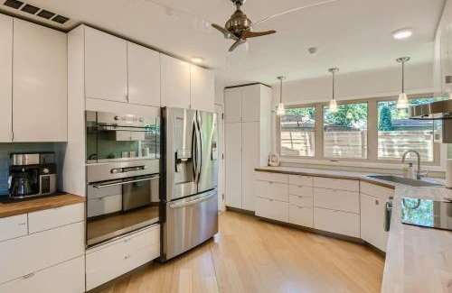 Georgetown Casa | Mid Century Cozy & Quiet Home-Walk to the Square