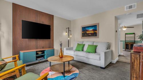 Indio Apartamento | Mid-Century Desert Getaway