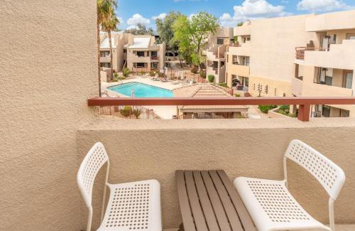 Paradise Valley Village Apartamento | Mid-Century Duplex with Private Balconies