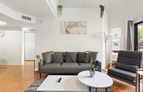 Paradise Valley Village Apartamento | Mid-Century Duplex with Private Balconies