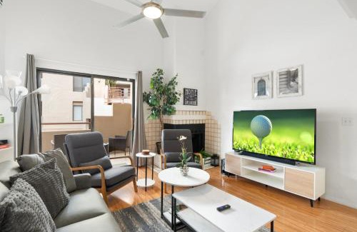 Paradise Valley Village Apartamento | Mid-Century Duplex with Private Balconies