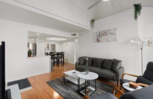 Paradise Valley Village Apartamento | Mid-Century Duplex with Private Balconies