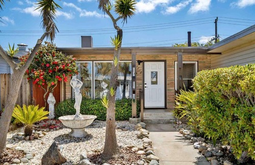 East San Mateo Casa | Mid Century Garden View Home Parking
