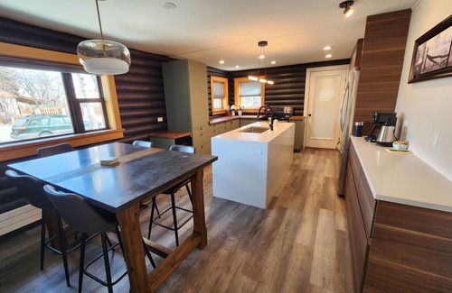 Gunnison Cabina | Mid Century Gem! Close to campus, downtown and bus stop. Clean and comfortable.