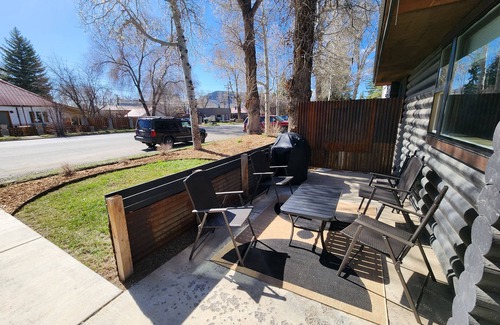 Gunnison Cabina | Mid Century Gem! Close to campus, downtown and bus stop. Clean and comfortable.