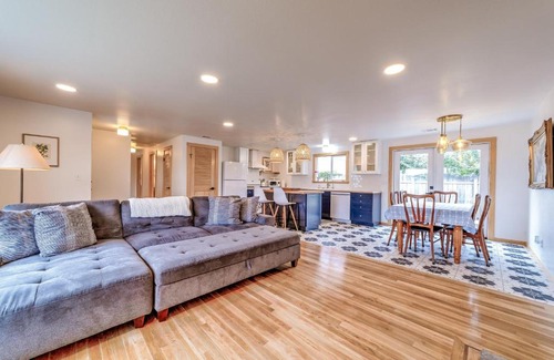 Arcata Casa | Mid-Century Hideaway