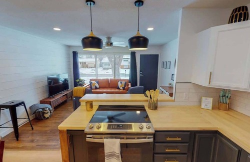 Wichita Casa | Mid-Century home near airport and zoo
