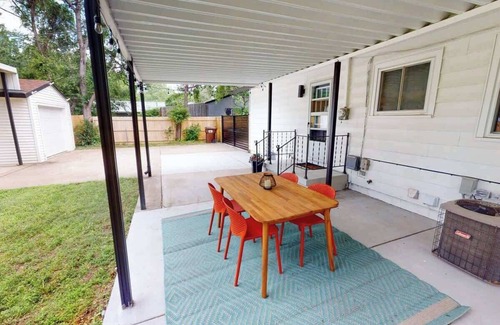 Wichita Casa | Mid-Century home near airport and zoo