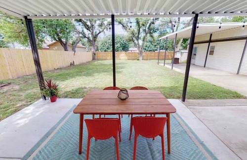 Wichita Casa | Mid-Century home near airport and zoo